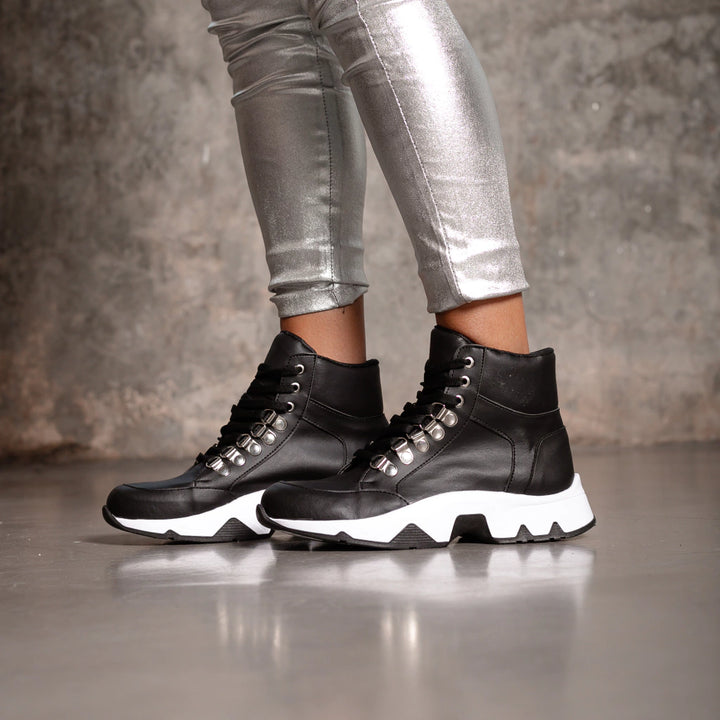 Zapatillas Milan Negro: La elegancia atemporal en tus pies