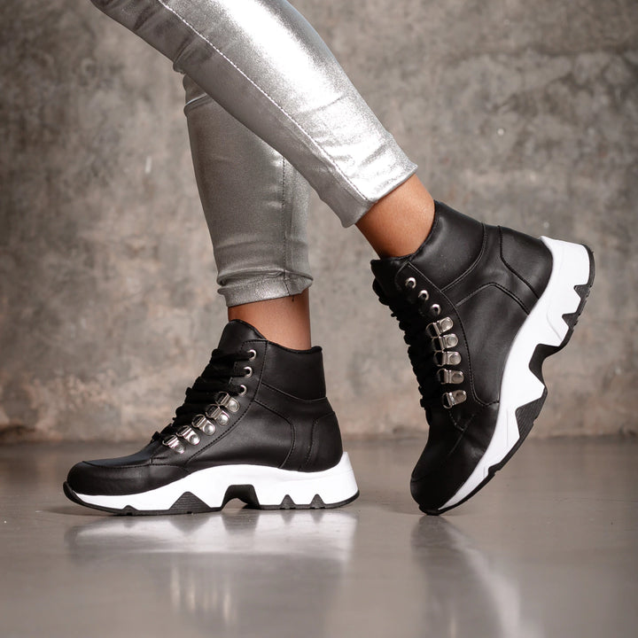 Zapatillas Milan Negro: La elegancia atemporal en tus pies